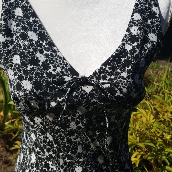 EXPRESS Black/White floral crepe dress sz 5/6 - Picture 3 of 7